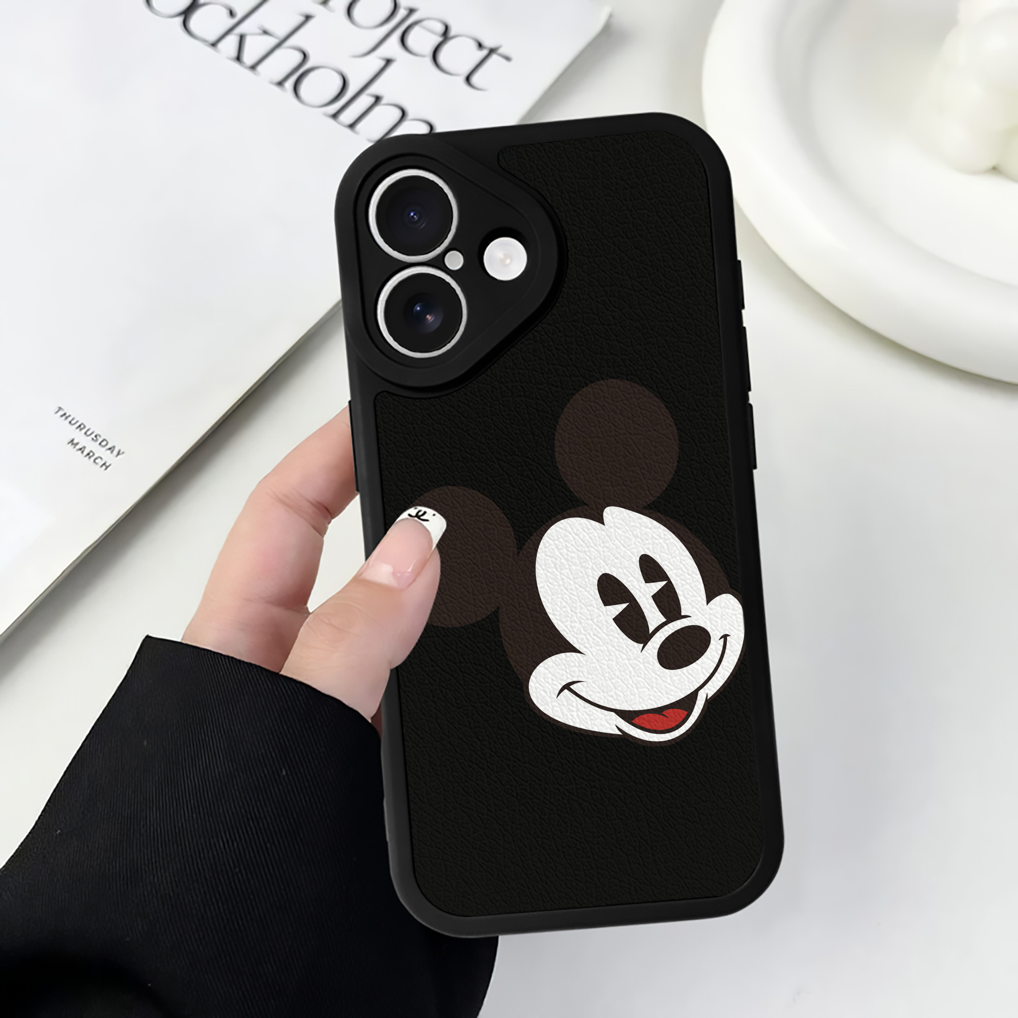 （画像用） ミッキーマウス Mickey Mouse 【iPhone 16シリーズ対応】シリコンスマホケース（レザー調） 材質：シリコン